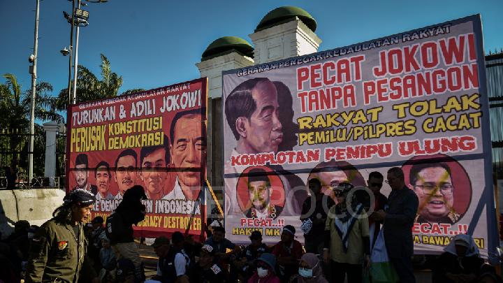 Serangkaian aksi protes di Gedung DPR sejak awal Maret, muncul spanduk: Pecat Jokowi tanpa pemakzulan.   